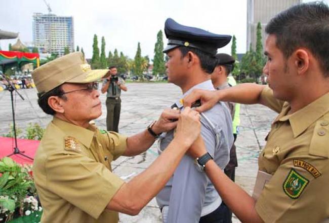 Pj Gubri Djohermansyah Djohan Pembina Upacara Gelar pasukan