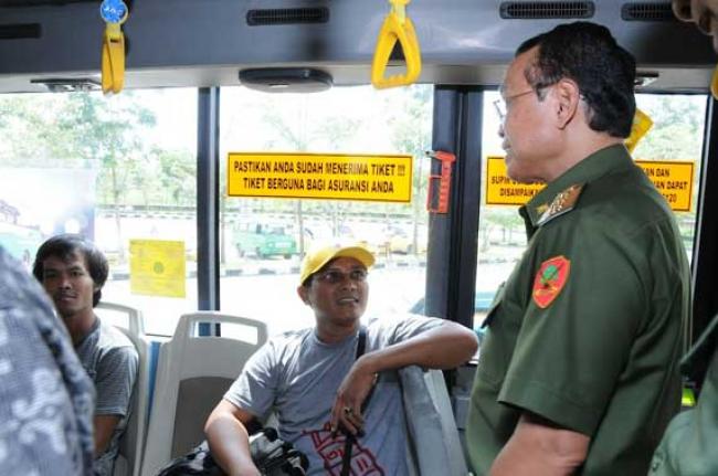 Pj Gubri berdialog dengan penumpang bus Trans Metro Pekanbaru