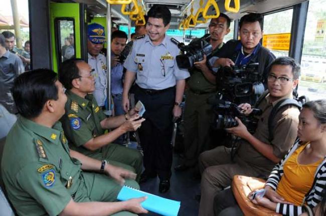 Pj Gubri berdialog dengan penumpang bus Trans Metro Pekanbaru