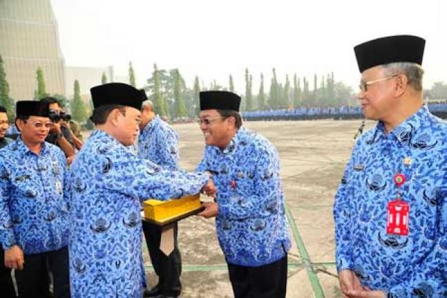 Pj Gubri Serahkan Anugerah WPR