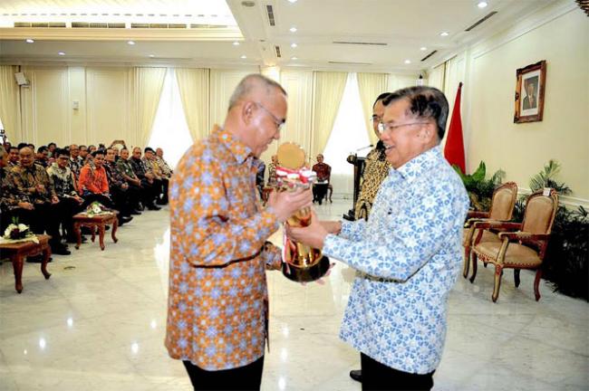 Gubri Menerima Piala WTN 2016 dari Wakil Presiden RI Jusuf Kalla.