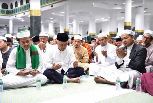Gubri Sholat Gerhana Bulan di Masjid Raya Annur