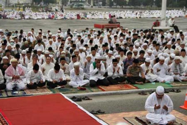 Sholat Istigosah di Halaman Kantor Gubernur Riau