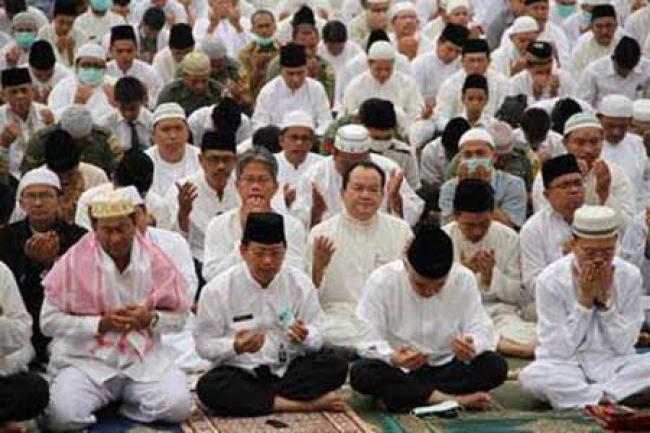 Sholat Istigosah di Halaman Kantor Gubernur Riau