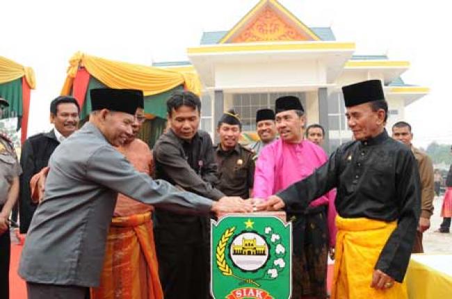 Gubri resmikan Gedung KPUD Siak