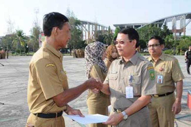 Penyerahan Keputusan Gubri Tentang Kenaikan Pangkat PNS