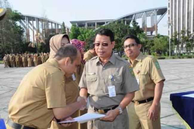 Penyerahan Keputusan Gubri Tentang Kenaikan Pangkat PNS