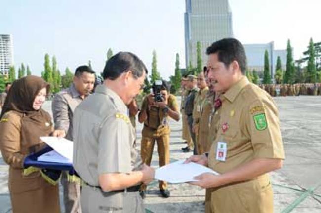 Penyerahan Keputusan Gubri Tentang Kenaikan Pangkat PNS