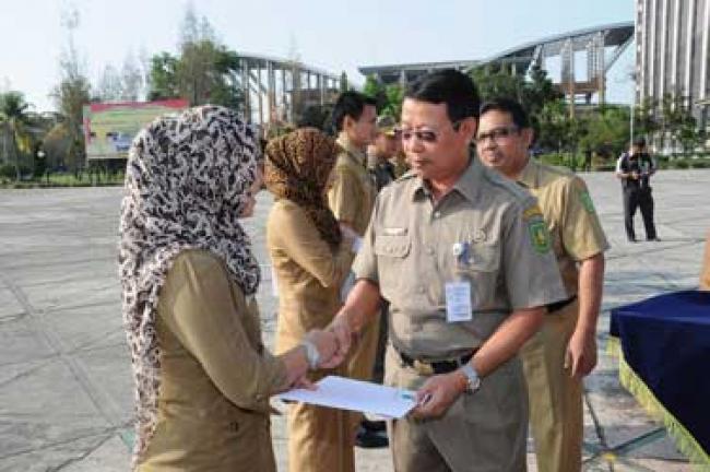 Penyerahan Keputusan Gubri Tentang Kenaikan Pangkat PNS
