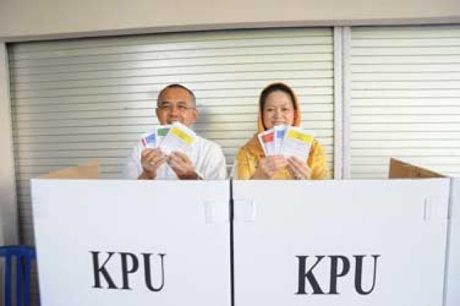 Wagubri beserta Isteri Mencoblos di TPS 21