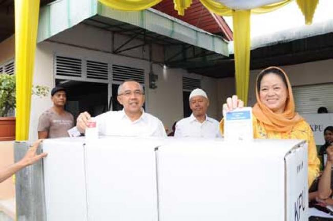 Wagubri beserta Isteri Mencoblos di TPS 21