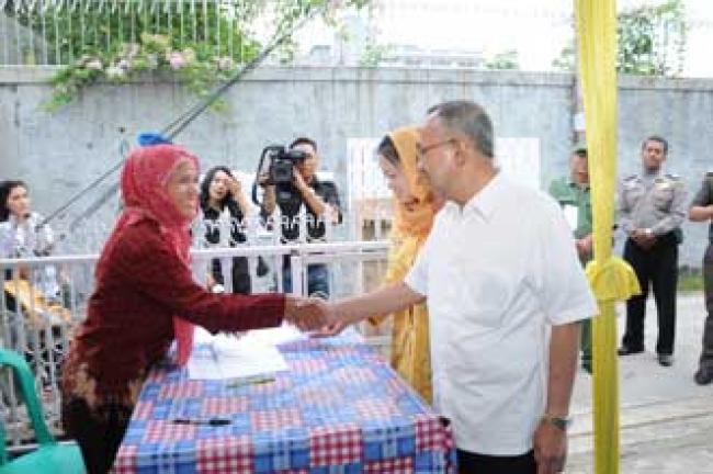 Wagubri beserta Isteri Mencoblos di TPS 21