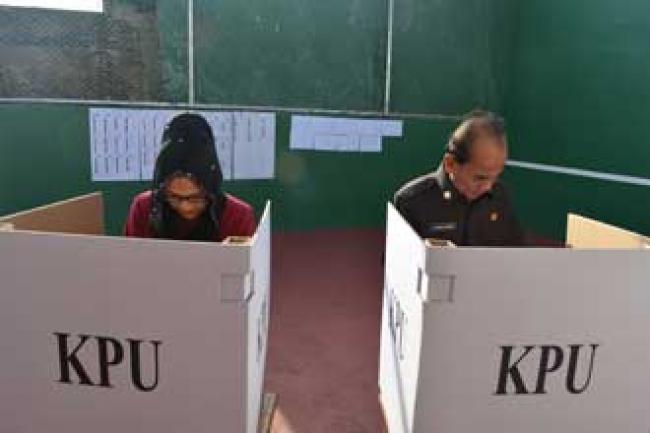 Gubri H Annas Maamun beserta isteri Coblos PEMILU 2014 di TPS 06 Bagan Kota
