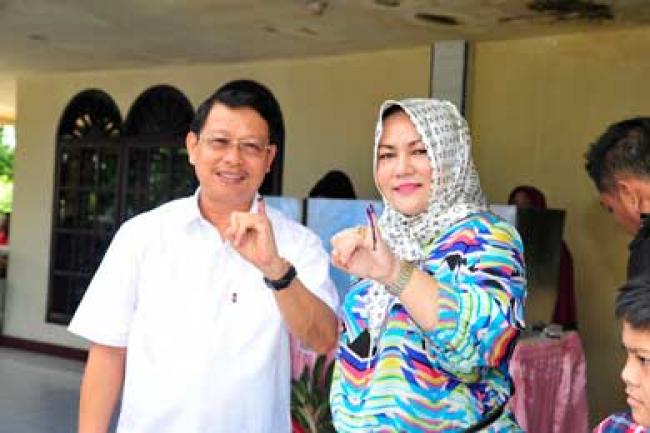 Sekda Prov beserta Isteri Mencoblos di TPS 17