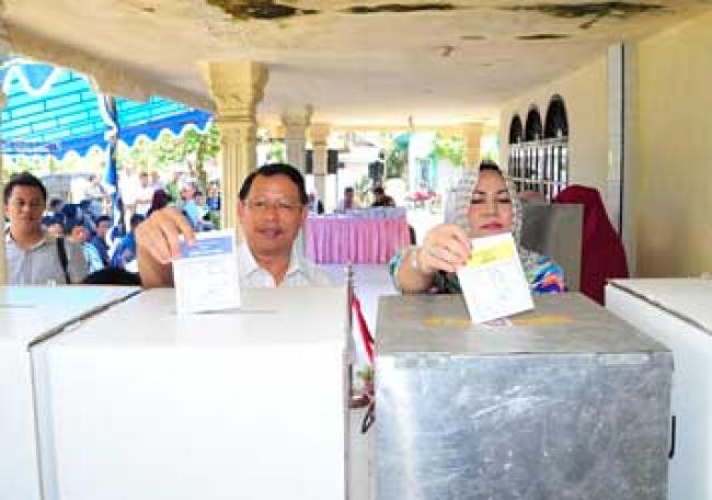 Sekda Prov beserta Isteri Mencoblos di TPS 17