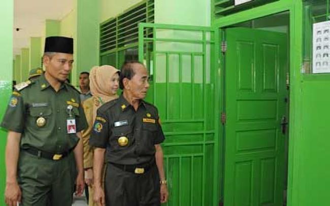 Gubri Tinjau Pelaksanaan Ujian Negara (UN) SMKN 1.