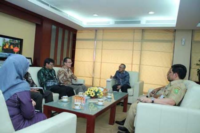Wagubri H Arsyadjuliandi Rahman terima audiensi OJK/Bank Indonesia di ruker Wagubri