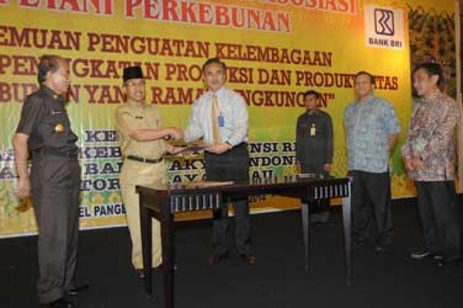 Seminar Kelembagaan Asosiasi Petani Perkebunan di Hotel Pangeran