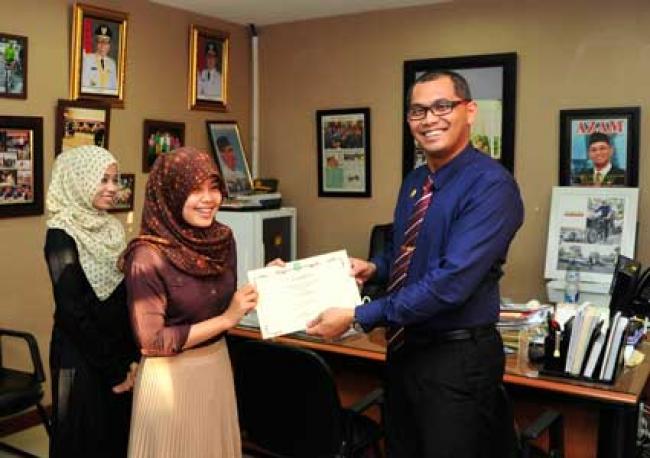 Penyerahan Sertifikat Mahasiswa UIN Magang di Biro Humas