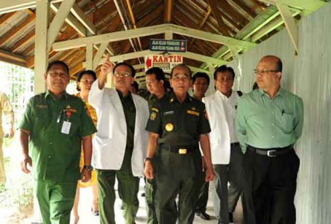 Gubri Tinjau RSUD Arifin Achmad
