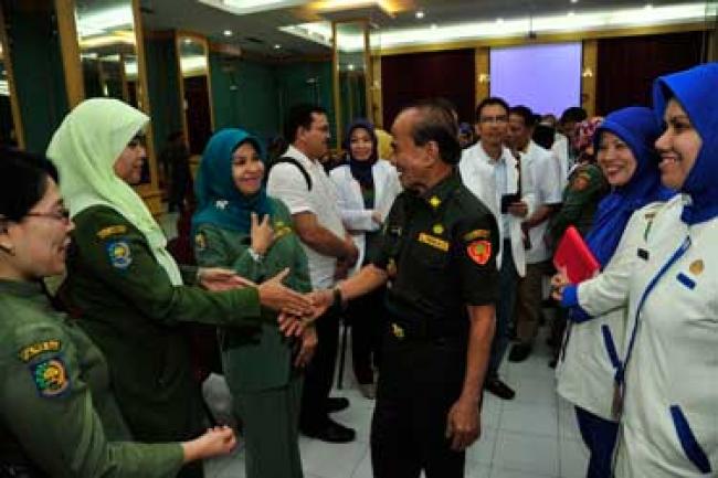 Gubri Tinjau Komplek RSUD Arifin Achmad
