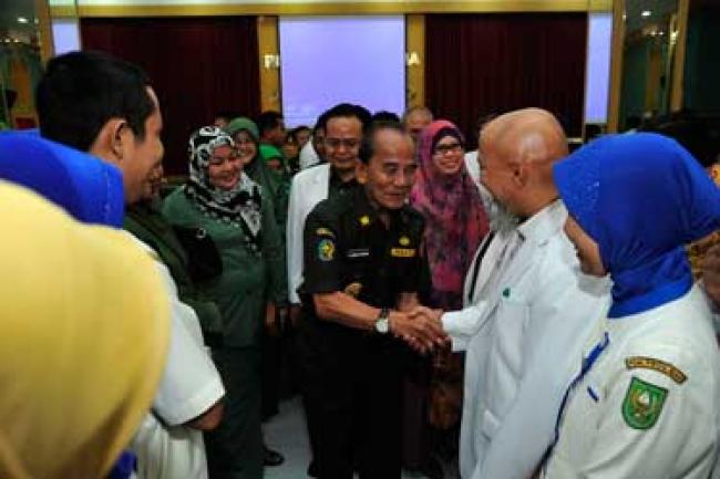 Gubri Tinjau Komplek RSUD Arifin Achmad