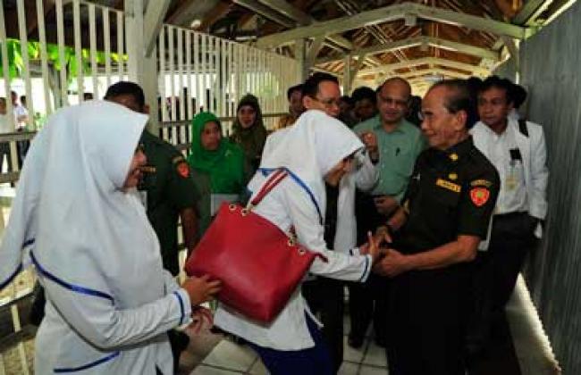 Gubri Tinjau Komplek RSUD Arifin Achmad