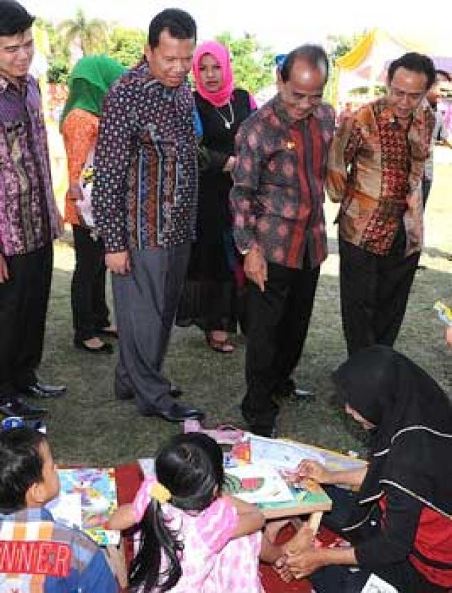 Gubri dan Rombongan Bunda PAUD Tinjau Lomba Mewarnai