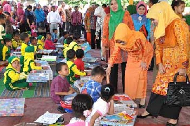 Gubri Rombongan Bunda PAUD Tinjau Lomba Mewarnai