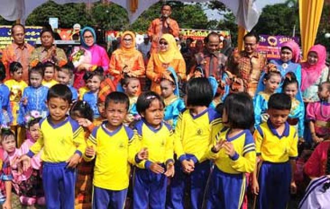 Gubri dan Rombongan Bunda PAUD Tinjau Lomba Mewarnai