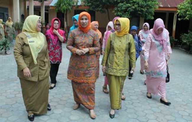 Ibu Gubri dampingi Isteri Menpan RB Meninjau SMPN 2 Pekanbaru