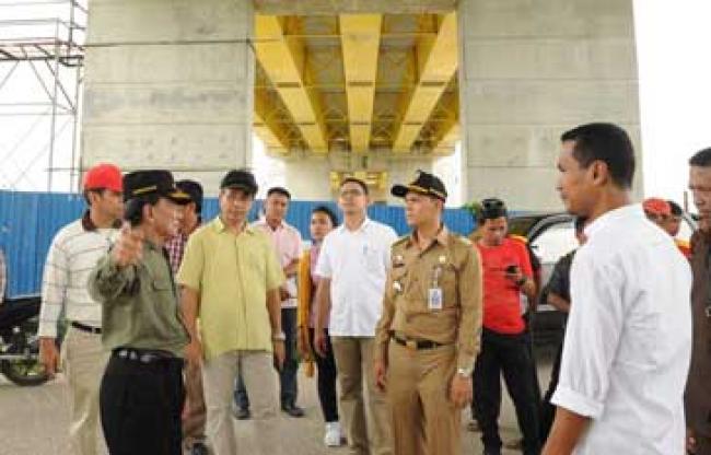 Gubri Tinjau Progres Pembangunan Jembatan Siak IV