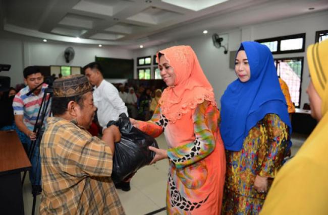 Ibu Gubri Serahkan Bantuan Baksos Ramadhan 1440 H di Kecamatan Tenayan Raya.