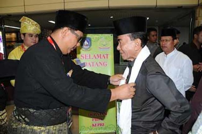 Gubri Tinjau Persiapan MTQ Kontingen Prov Riau di Batam
