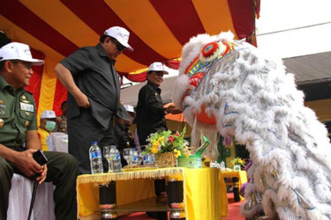 Gubri Dampingi Menkokesra hadiri Ritual Bakar Tongkang 2014