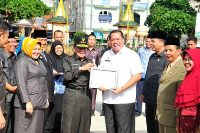 Gubri Serahkan Penghargaan Lingkungan