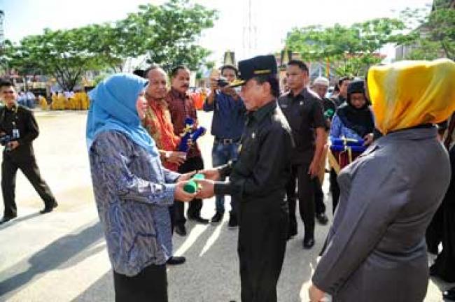 Gubri Serahkan Penghargaan Lingkungan