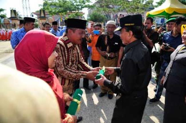 Gubri Serahkan Penghargaan Lingkungan