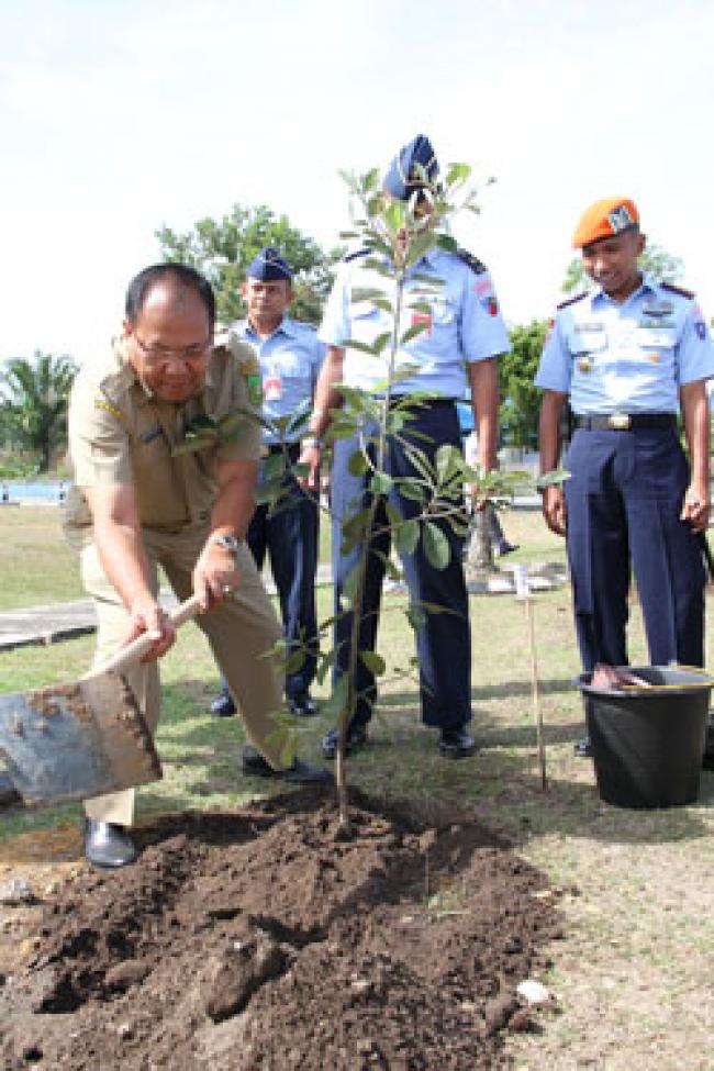 Tanam Pohon dalam Rangka Hari Lingkungan Hidup 2014