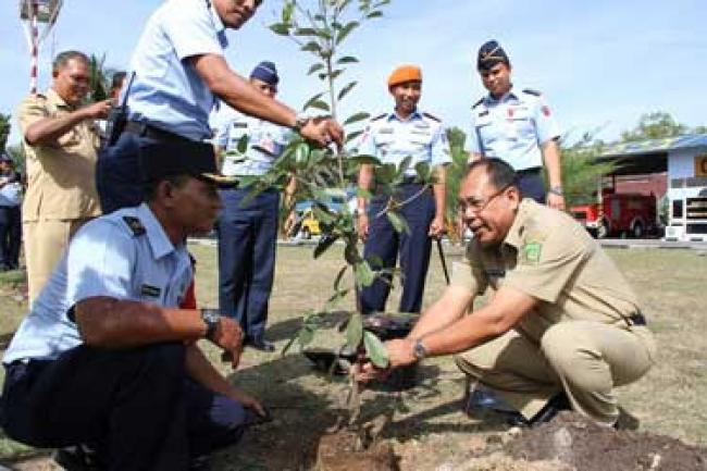 Tanam Pohon dalam Rangka Hari Lingkungan Hidup 2014