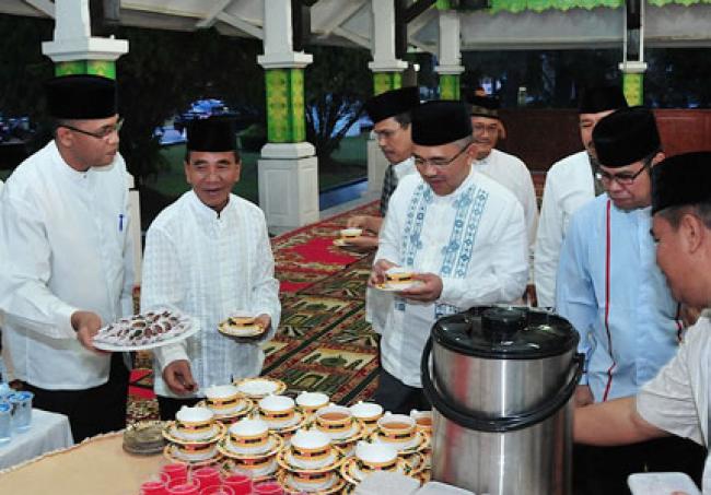 Gubri & Wagubri Buka Puasa dengan Pejabat esselon II di lingkungan Pemprov Riau