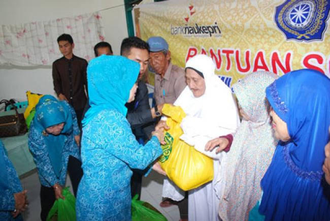 Sembako Untuk Kaum Duafa Desa Tanah Merah