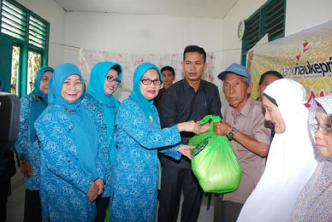 Sembako Untuk Kaum Duafa Desa Tanah Merah