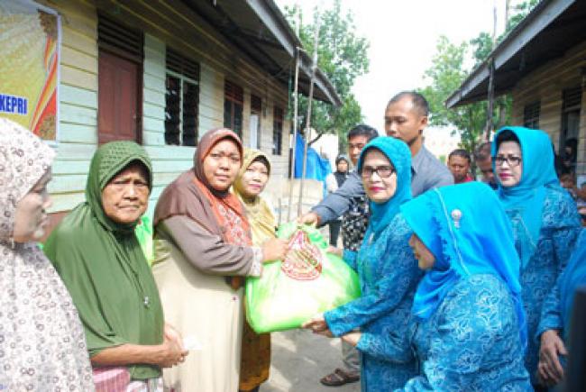Sembako Untuk Kaum Duafa Desa Tanah Merah