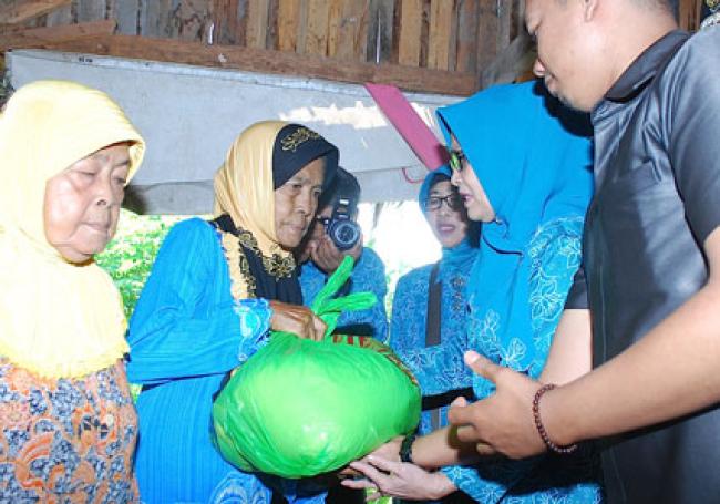 Ibu Gubri serahkan Bantuan Sembako Bagi Kaum Duafa di Teluk Leok
