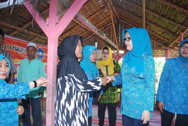 Ibu Gubri serahkan Bantuan Sembako Bagi Kaum Duafa di Teluk Leok