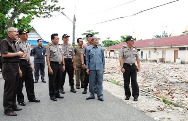 Gubri dan Wagubri tinjau bekas kebakaran asrama Brimobda Riau
