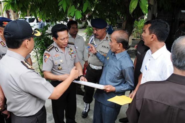 Gubri dan Wagubri tinjau bekas kebakaran asrama Brimobda Riau