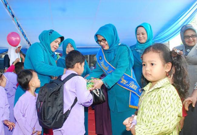 Ibu Gubri Tinjau Lomba mewarnai usai membuka Rapat Konsultasi TP PKK