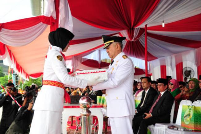 Wagubri Terima Bendera Merah Putih di Tempat Upacara